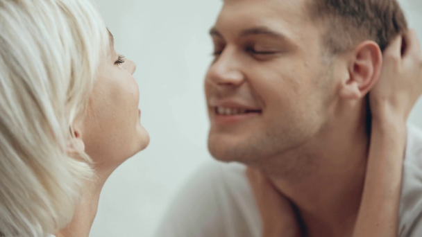 hermosa joven pareja abrazando, sonriendo y besándose en casa
 - Imágenes, Vídeo
