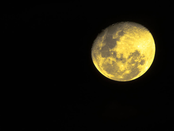 Половина Місяця, падіння Місяця, гібовий Місяць посеред його шляху на чистому небі
. - Фото, зображення