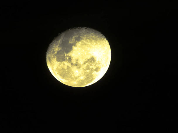 半分の月、月の衰え、澄んだ空の途中でギブな月. - 写真・画像