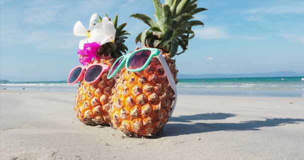 На пляже под жарким летним солнцем Алонг экзотическое побережье стоит на песке и плодах. Концепция летнего фона
. - Кадры, видео