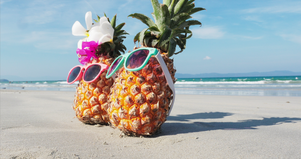 Op een tropisch strand close-up van onder de hete zomerzon langs de tropische exotische kust staan op zand tropisch fruit. Concept zomer achtergrond. - Video