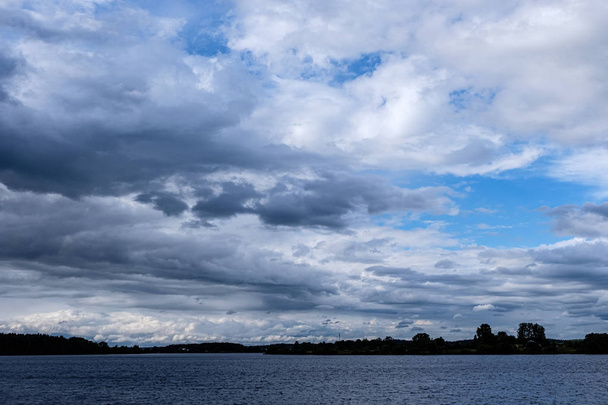 голубое небо с облаками и следами самолета
 - Фото, изображение
