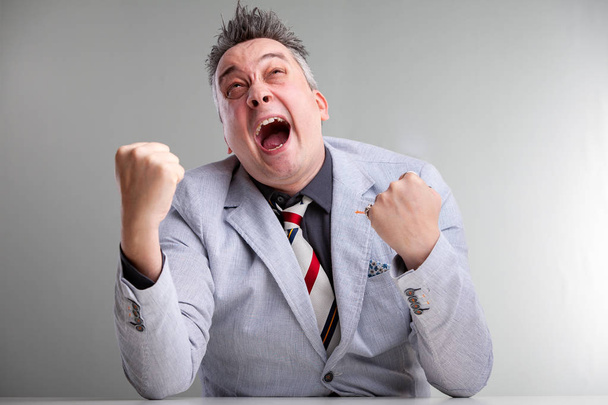 Homme d'affaires tempéramentaire en colère frustré
 - Photo, image