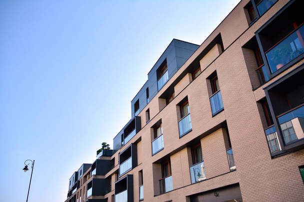 Met meerdere artikelen nieuw modern appartement gebouw. Stijlvolle living blok van flats. - Foto, afbeelding