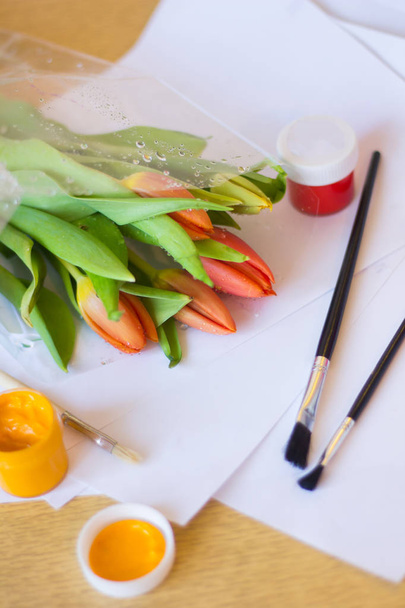 Tulipánok, papír, ecset és gouache festékek. Rajzolj egy március 8-képeslapot koncepció. Női szünnap - Fotó, kép