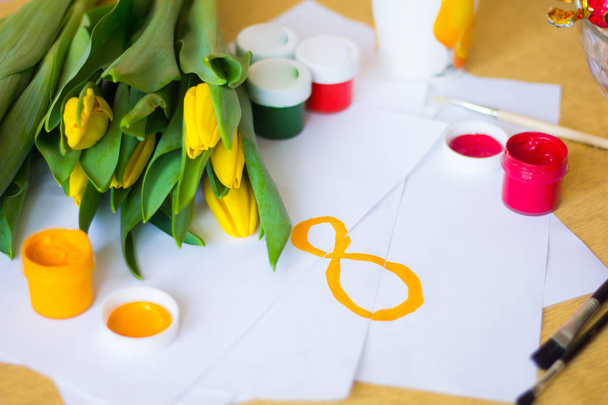 Tulipas, papel, pincéis e tintas guache. Desenhe um conceito de cartão postal de 8 de março. Férias femininas
 - Foto, Imagem