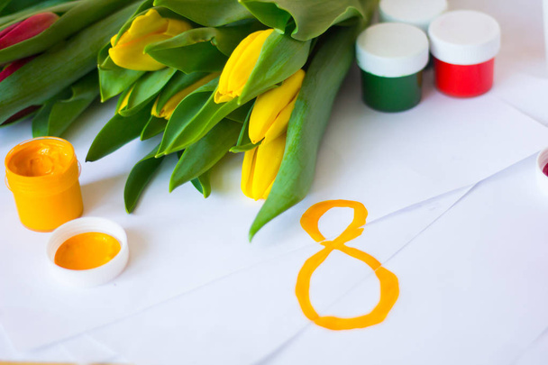 Tulipanes, papel, pinceles y pinturas gouache. Dibuja un concepto de postal del 8 de marzo. Vacaciones femeninas
 - Foto, imagen