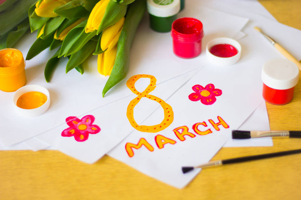 Tulipes, papier, pinceaux et peintures gouache. Dessinez un concept de carte postale du 8 mars. Vacances avec les femmes
 - Photo, image