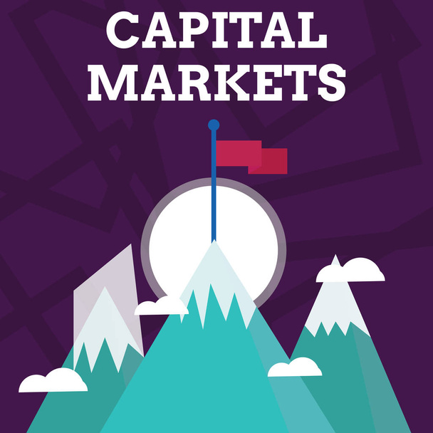 Handschriftliche Texte, die Kapitalmärkte beschreiben. Konzept bedeutet, dass Unternehmen Mittel beschaffen können, indem sie drei hohe Berge mit Schnee absichern und eine weiße Fahne auf dem Gipfel hat. - Foto, Bild