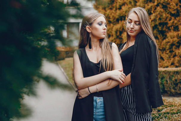 Fashion girls walking in a summer city - Fotografie, Obrázek