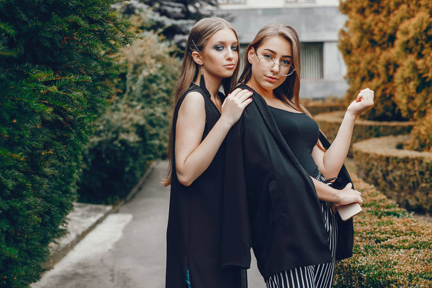 Fashion girls walking in a summer city - Zdjęcie, obraz