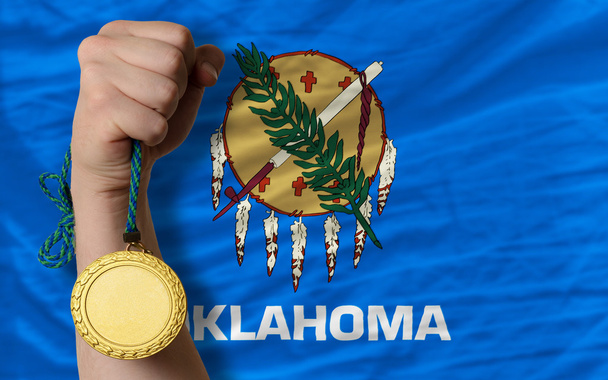 χρυσό μετάλλιο για τον αθλητισμό και την σημαία της αμερικανική πολιτεία της Οκλαχόμα - Φωτογραφία, εικόνα