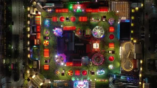 ночной освещенный Сингапор город полет над знаменитым парком воздушной нисходящей панорамы 4k Timelapse
 - Кадры, видео