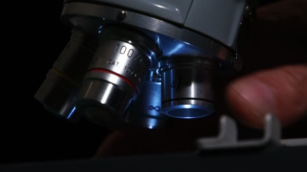 Detal mikroskopu ze zjeżdżalnią i bioanalitykiem - Materiał filmowy, wideo