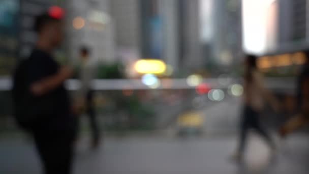 Personas borrosas cruzando puente peatonal; Slow Motion
 - Imágenes, Vídeo