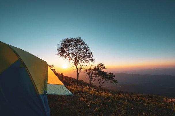 テントキャンプで夕暮れ時の風景山。ヴィンテージカラートーン - 写真・画像