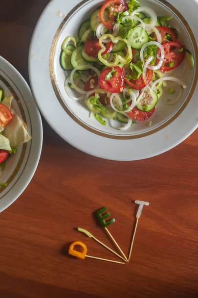 mehrere Salate mit Gemüse und Gemüse. Konzept für gesunde Ernährung. Mischgemüse - Foto, Bild