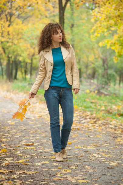 Beautifull girl walk in autumn park - Fotoğraf, Görsel