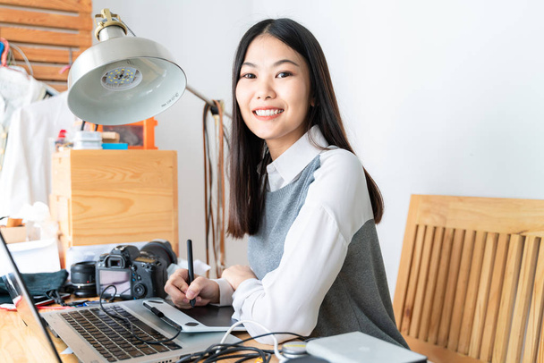 Asijské ženy v kanceláři s laptopem - Fotografie, Obrázek