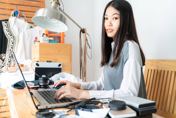 Business ασιατικές γυναίκες στο γραφείο με φορητό υπολογιστή - Φωτογραφία, εικόνα