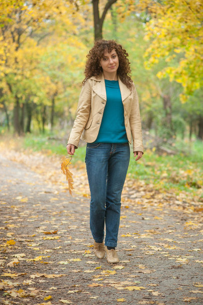 Beautifull girl walk in autumn park - Foto, imagen