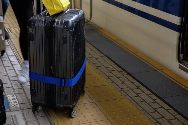 Τουριστικό με ταξίδια αποσκευών στο σιδηροδρομικό σταθμό - Φωτογραφία, εικόνα
