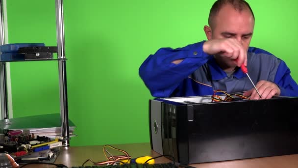El hombre profesional del reparador de la computadora substituye la fuente de alimentación en PC de escritorio
 - Imágenes, Vídeo