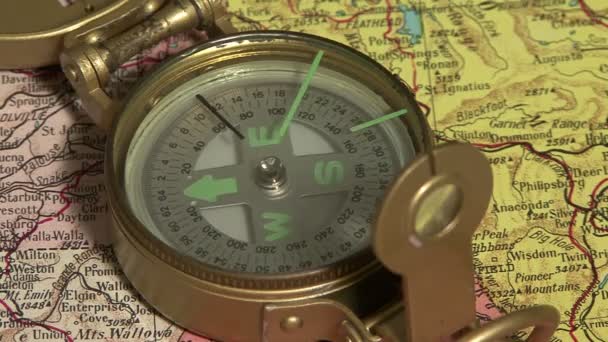 Wyświetlacz starego kompasu ustalającego północ magnetyczną - Materiał filmowy, wideo
