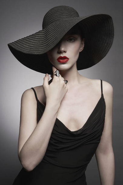 retrato de jovem senhora com chapéu preto e vestido de noite
 - Foto, Imagem