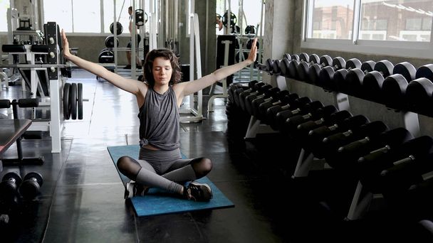 Žena v atletickém vzhledu s aerobní cvičení protahování volné - Fotografie, Obrázek
