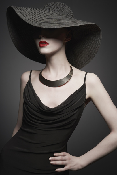 fiatal hölgy portréja, fekete kalap és estélyi ruha - Fotó, kép