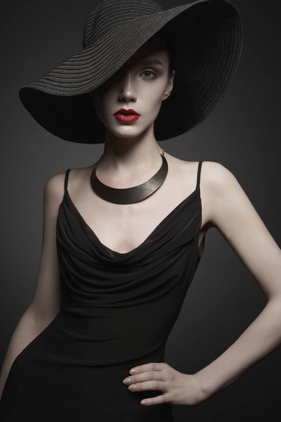 ritratto di giovane signora con cappello nero e abito da sera
 - Foto, immagini