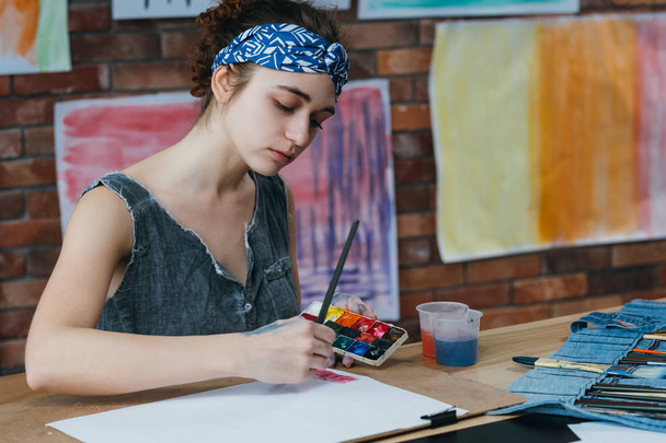 art school young lady painting watercolor artworks - Фото, зображення