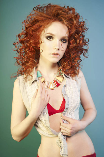 Beautiful sexy woman with red hair and elegant jewelry. - Foto, Imagem