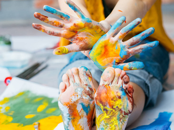 képzőművészet iskola láb kezek többszínű festék - Fotó, kép