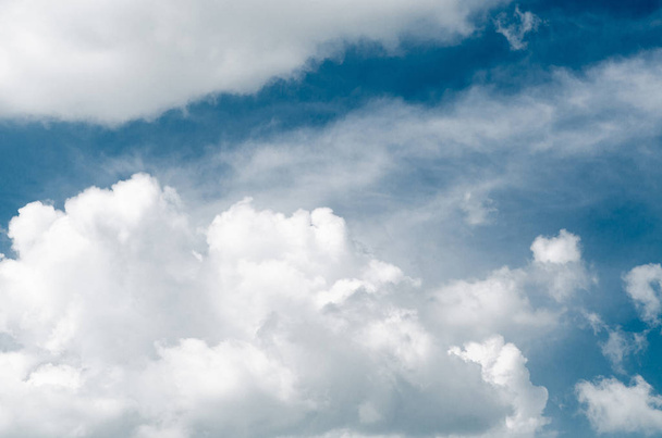 Niewiarygodnie wspaniałe Bujne chmury Cumulus przeciwko błękitnym niebie - Zdjęcie, obraz