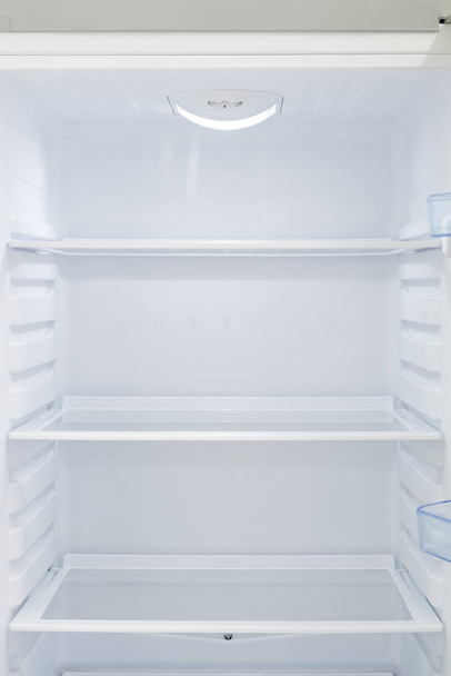 Refrigerador aislado sobre fondo blanco. Cocina moderna y hacer
 - Foto, Imagen
