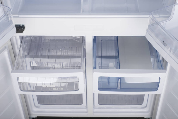 Beyaz Arka Plan üzerine izole buzdolabı. Modern Mutfak ve Do - Fotoğraf, Görsel