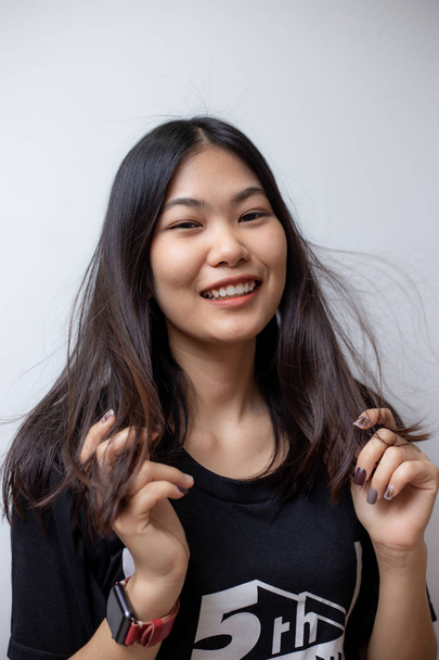 Hipster ázsiai nők hosszú haj fekete inget - Fotó, kép