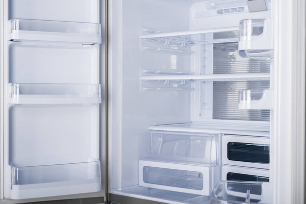 Jääkaappi eristetty valkoisella pohjalla. Moderni keittiö ja Do
 - Valokuva, kuva