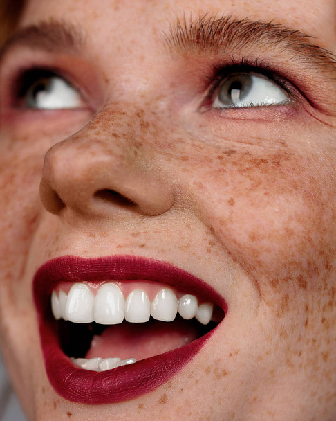 Closeup macro retrato do rosto feminino. Mulher humana meia-cara com maquiagem beleza dia. Menina com pele perfeita e sardas
. - Foto, Imagem