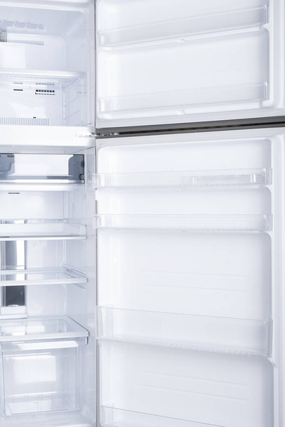 Холодильник изолирован на белом фоне. Современный Китчен и До
 - Фото, изображение