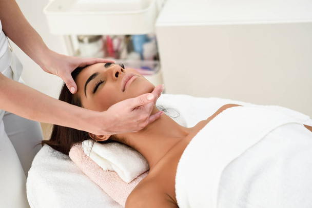 Woman receiving head massage in spa wellness center. - Foto, Imagem