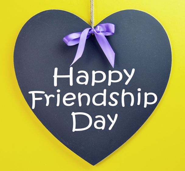 Ağustos 4, uluslararası dostluk günü kalp şekli yazı tahtası üzerinde mutlu bir tebrik ile kutlamak - Fotoğraf, Görsel