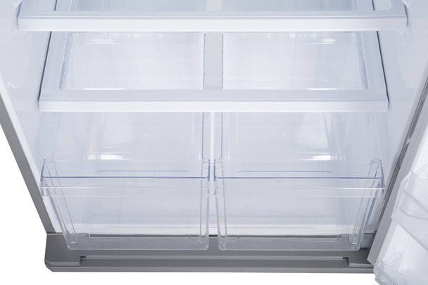 Kühlschrank isoliert auf weißem Hintergrund. moderne Küche und tun - Foto, Bild