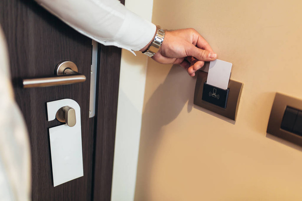 Πρόσβαση δωμάτιο ξενοδοχείου κάρτα κρατώντας το κλειδί το χέρι - Φωτογραφία, εικόνα