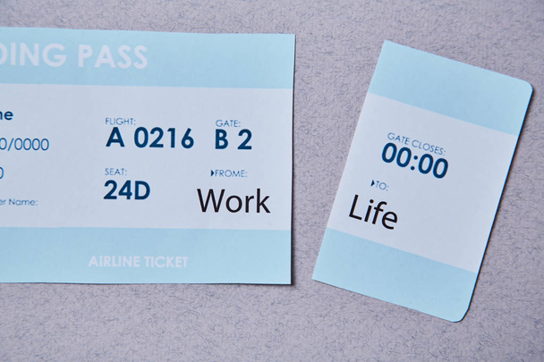 Concepto de elección de equilibrio de vida laboral. Tarjeta de embarque cortada en dos partes con inscripciones
 - Foto, imagen