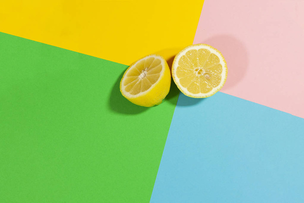 A lemon is laying on a flat surface top view colored background food lemon - Φωτογραφία, εικόνα