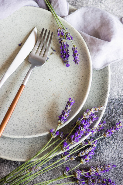 Zomer tafel setting met lavendel bloemen - Foto, afbeelding