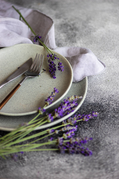 Summer table setting with lavender flowers - Foto, Imagen